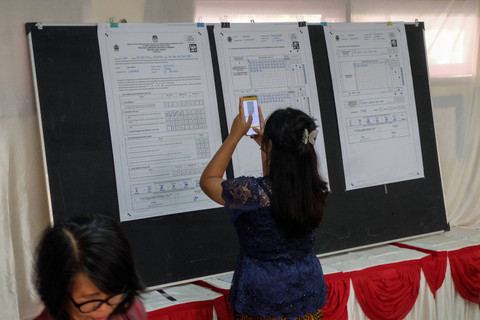Petugas KPPS memindai formulir C hasil penghitungan suara pemilihan Gubernur Jawa Tengah di TPS 12, Kelurahan Sumber, Kecamatan Banjarsari, Solo, Rabu (27/11/2024). Foto: Maulana Surya/ANTARA FOTO 