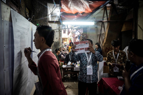 Anggota KPPS menghitung hasil surat suara Pilkada DKI Jakarta 2024 di TPS 32 Kebon Melati, Tanah Abang, Jakarta, Rabu (27/11/2024). Foto: Aprillio Akbar/ANTARA FOTO