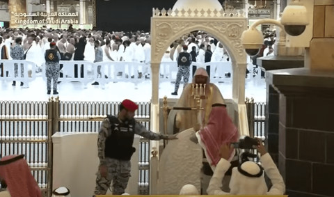 Sheikh Maher baca khotbah setelah salat Istisqa di Masjidil Haram, Kamis (28/11/2024). Foto: Youtube @qurantvsa