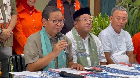Konferesi pers deklarasi kemenangan Pasangan Pramono Anung dan Rano Karno di Kediaman Pramono, Cipete Jakarta Selatan, Kamis (28/11/2024). Foto: Alya Zahra/kumparan 