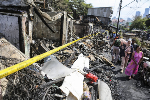 Sejumlah warga melihat rumah yang terdampak kebakaran di Jalan Administrasi II, Tanah Abang, Jakarta, Kamis (28/11/2024). Foto: Asprilla Dwi Adha/ANTARA FOTO