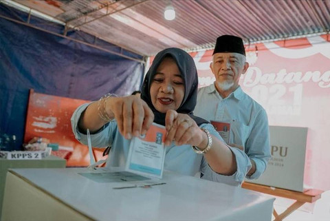 Calon Bupati Sleman nomor urut 1, Kustini Sri Purnomo, saat nyoblos dalam Pilkada serentak 2024, Rabu (27/11). Foto: instagram/kustinisripurnomo