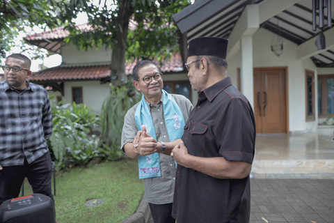 Pramono Anung bersama relawan di rumahnya di Cipete, Jakarta Selatan, Kamis (28/11/2024). Foto: Jamal Ramadhan/kumparan