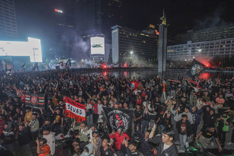 Massa pendukung klub sepak bola Persija Jakarta yang tergabung dalam The Jak Mania memadati kawasan Bundaran Hotel Indonesia (HI) untuk merayakan HUT yang ke-96 kesebelasan kesayangan mereka di Jakarta, Kamis (28/11/2024) dini hari. Foto: Zaky Fahreziansyah/ANTARA FOTO