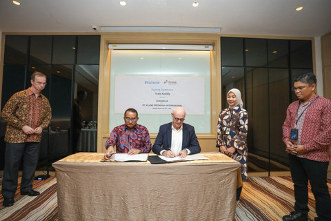 Direktur Keuangan KPI Fransetya Hasudungan Hutabarat (kiri) dan Deputy Division Head Structured Finance Frankfurt Head Office, Winfried Münch (kanan) saat penandatanganan perjanjian Trade Facility atau Fasilitas Perdagangan. Foto: Dok. Pertamina