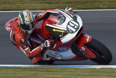Pembalap AGR Team, Axel Pons dari Spanyol, mengambil tikungan pada sesi latihan bebas kedua kelas Moto2 MotoGP Grand Prix Jepang di Motegi, prefektur Tochigi (10/10/2024). Foto: KARIM JAAFAR/AFP