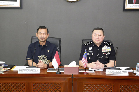 Direktorat Tindak Pidana Narkoba Bareskrim Polri bertemu dengan perwakilan Jabatan Siasatan Jenayah Narkotik Polis Di Raja Malaysia di Mabes Polri, Kamis (28/11/2024). Foto: Dok. Ditipid Narkoba Bareskrim Polri