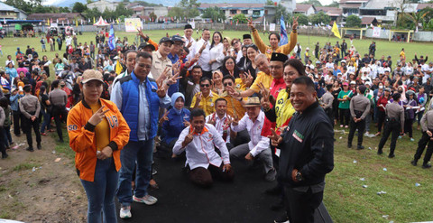 Paslon Sebastianus Darwis-Syamsul Rizal bersama tim dan masyarakat Bengkayang. Foto: Dok. Istimewa