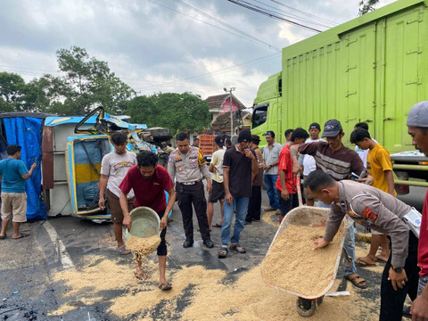 Lokasi truk menabrak tiang lampu merah. | Foto: Satlantas Polres Lampung Timur