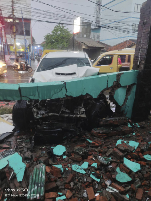 Kecelakaan di Cipondoh, Kota Tangerang, Banten pada Rabu (27/11/2024). Foto: Dok. Istimewa
