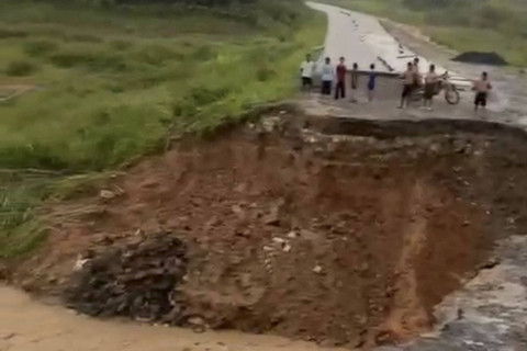 Akses Jalan Puncak II di Kecamatan Babakan Madang, Kabupaten Bogor, amblas, Kamis (27/11/2024). Foto: Dok. Istimewa