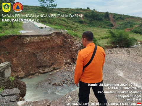 Akses Jalan Puncak II di Kecamatan Babakan Madang, Kabupaten Bogor, amblas, Kamis (27/11/2024). Foto: Dok. BPBD