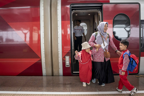 Siswa TK didampingi guru keluar dari rangkaian kereta cepat Whoosh saat program Whoosh Edutrip di Stasiun Tegalluar Summarecon, Kabupaten Bandung, Jawa Barat, Kamis (28/11/2024). Foto: Abdan Syakura/ANTARA FOTO