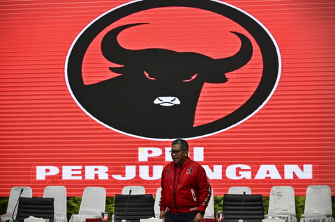 Sekjen DPP PDI Perjuangan Hasto Kristiyanto bersiap menyampaikan keterangan pers terkait Pilkada 2024 di Jakarta, Rabu (20/11/2024). Foto: Aprillio Akbar/ANTARA FOTO