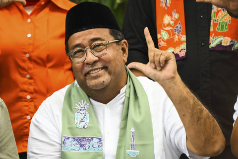 Calon wakil gubernur DKI Jakarta nomor urut 3 Rano Karno mengcungkan jari disela menyampaikan keterangan pers terkait kemenangan dalam Pemilihan Gubernur DKI Jakarta di Cipete, Jakarta, Kamis (28/11/2024). Foto: Sulthony Hasanuddin/ANTARA FOTO 