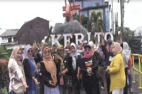 Warga Pangkalpinang rayakan kemenangan kotak kosong di Pilkada 2024. Foto: Dok. kumparan