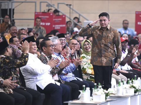 Sekretaris Kabinet (Seskab) Mayor Teddy Indra Wijaya mendampingi Presiden Prabowo Subianto saat menghadiri acara puncak Hari Guru Nasional yang digelar di Jakarta International Velodrome, Jakarta, Kamis (28/11/2024). Foto: Dok. Istimewa
