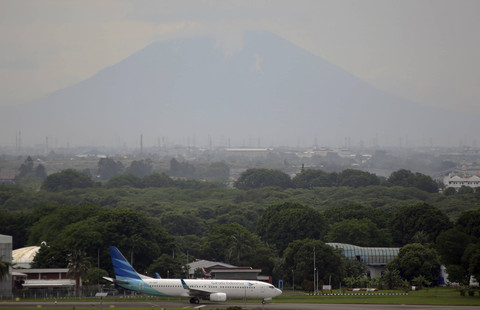 Aktivitas penerbangan terlihat di landasan pacu selatan di Bandara Soekarno Hatta, Tangerang, Banten, Kamis (28/11/2024). Foto: Muhammad Iqbal/ANTARA FOTO