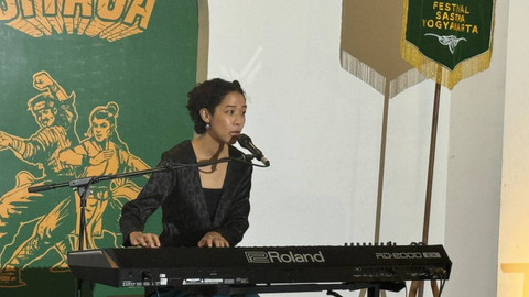 Penampilan musisi Frau yang mengolaborasikan musik dan puisi dalam pembukaan Festival Sastra Yogyakarta 2024, Kamis (28/11). Foto: Muhammad Hafiq/Pandangan Jogja