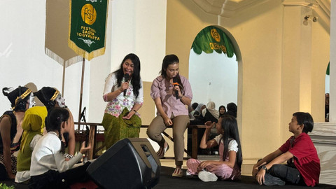 Kepala Dinas Kebudayaan (Kundha Kabudayan) Yogyakarta, Yetti Martanti, memberikan sambutan dalam pembukaan Festival Sastra Yogyakarta 2024, Kamis (28/11). Foto: Muhammad Hafiq/Pandangan Jogja