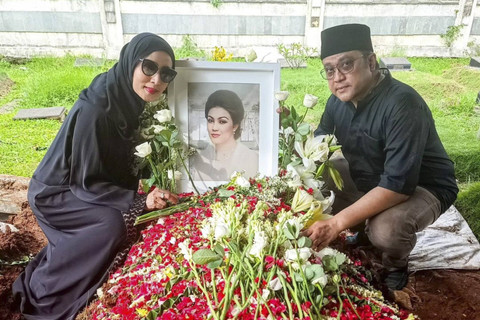 Dede Yusuf berswafoto di depan makam sang ibunda. Foto: Instagram/ @ddyusuf66