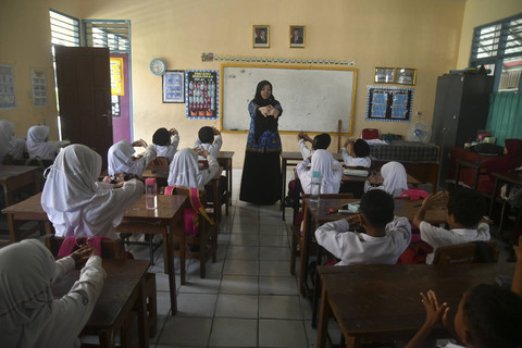 Guru ASN Kota Bogor mencairkan suasana sebelum memulai pembelajaran di SDN Loji 2 Kota Bogor, Jawa Barat, Jumat, (29/11/2024). Foto: Arif Firmansyah/ANTARA FOTO