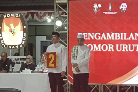 Pasangan calon wali kota dan wakil wali kota Banjarbaru Muhammad Aditya Mufti Ariffin-Said Abdullah saat pengambilan nomor urut peserta Pilkada 2024 beberapa waktu lalu.  Foto: Yose Rizal/Antara