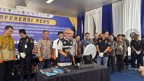 Direktur Jenderal Bea dan Cukai, Askolani, musnahkan iPhone 16 di Kantor Bea Cukai Soekarno Hatta, Jumat (29/11/2024).  Foto: Ave Airiza Gunanto/kumparan