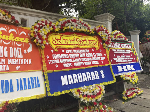 Sebuah karangan bunga bertuliskan 'RK' menghiasi Posko Tim Pemenangan Pasangan Pramono Anung dan Rano Karno di Jalan Cemara no 19, Jakarta Pusat, Jumat (29/11/2024).  Foto: Alya Zahra/kumparan 