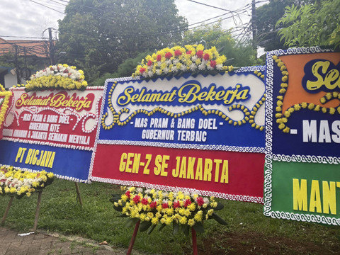 Sejumlah karangan bunga berada di Posko Tim Pemenangan Pasangan Pramono Anung dan Rano Karno di Jalan Cemara no 19, Jakarta Pusat, Jumat (29/11/2024).  Foto: Alya Zahra/kumparan 