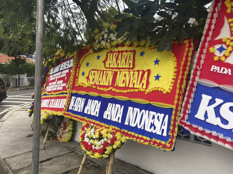 Sejumlah karangan bunga berada di Posko Tim Pemenangan Pasangan Pramono Anung dan Rano Karno di Jalan Cemara no 19, Jakarta Pusat, Jumat (29/11/2024).  Foto: Alya Zahra/kumparan 