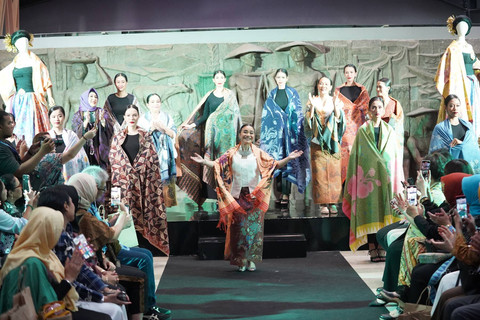Sarinah kembali menghadirkan Panggung Karya Nusantara (PKN) 2024 yang mengangkat tema 'Batik Dahulu, Kini, dan Masa Depan'. Acara ini berlangsung mulai 26 November hingga 4 Desember 2024 di lantai ground Sarinah. Foto: dok. Sarinah