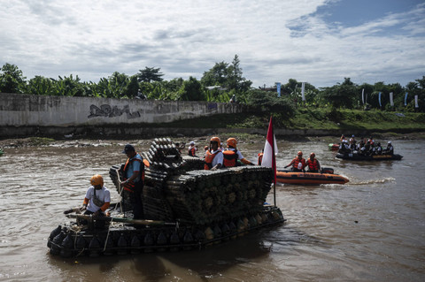 Sejumlah peserta mengikuti susur sungai Ciliwung di kawasan Cikoko, Pancoran, Jakarta, Jumat (29/11/2024). Foto: Aprillio Akbar/ANTARA FOTO