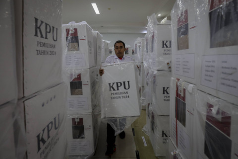 Petugas membawa kotak suara saat melaksanakan rekapitulasi hasil penghitungan suara Pemilihan Gubernur dan Wakil Gubernur DKI Jakarta tingkat kecamatan di Kantor Kecamatan Makasar, Jakarta Timur, Jumat (29/11/2024). Foto: Jamal Ramadhan/kumparan