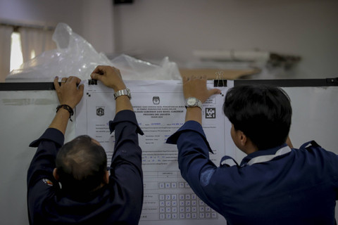 Petugas KPPS melaksanakan rekapitulasi hasil penghitungan suara Pemilihan Gubernur dan Wakil Gubernur DKI Jakarta tingkat kecamatan di Kantor Kecamatan Makasar, Jakarta Timur, Jumat (29/11/2024). Foto: Jamal Ramadhan/kumparan