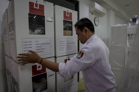Petugas menata kotak suara saat melaksanakan rekapitulasi hasil penghitungan suara Pemilihan Gubernur dan Wakil Gubernur DKI Jakarta tingkat kecamatan di Kantor Kecamatan Makasar, Jakarta Timur, Jumat (29/11/2024). Foto: Jamal Ramadhan/kumparan