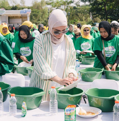 Tantangan cuci piring dengan Mama Lemon. Dok. kumparan. 