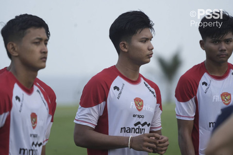 Pemain Timnas Indonesia Kadek Arel Priyatna (tengah) bersama Dony Tri Pamungkas (kiri) dan Arkhan Kaka (kanan) menjalani sesi pemusatan latihan di Training Center Bali United, Pantai Purnama, Gianyar, Bali, Jumat (29/11/2024). Foto: Dok. PSSI