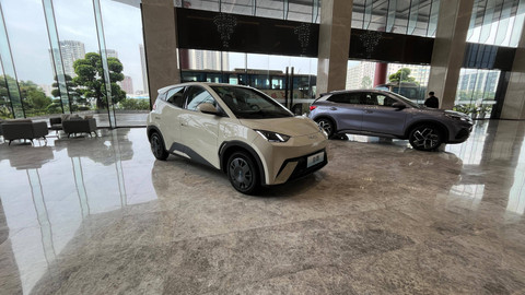BYD Seagull dan Denza di kantor pusat BYD di Shenzhen, China. Foto: Aditya Pratama Niagara/kumparan