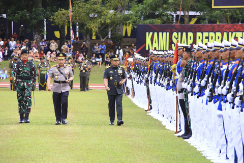 Kapolri Jenderal Listyo Sigit Prabowo dan Panglima TNI Jenderal Agus Subiyanto pimpin upacara Wisuda Prabhatar 2024 Akademi Kepolisian dan Akademi TNI di Lapangan Sapta Marga Akademi Militer Magelang, Jumat (29/11/2024).  Foto: Dok. Divisi Humas Polri