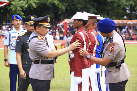 Kapolri Jenderal Listyo Sigit Prabowo dan Panglima TNI Jenderal Agus Subiyanto pimpin upacara Wisuda Prabhatar 2024 Akademi Kepolisian dan Akademi TNI di Lapangan Sapta Marga Akademi Militer Magelang, Jumat (29/11/2024).  Foto: Dok. Divisi Humas Polri
