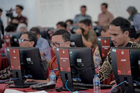 Petugas terlihat sibuk saat bertugas di ruang monitoring Sirekap di lantai 2 Kantor KPU Pusat, Jakarta, Sabtu (29/11/2024). Foto: Jamal Ramadhan/kumparan