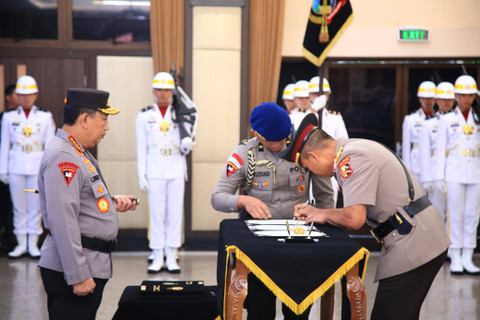 Kapolri Jenderal Listyo Sigit pimpin upacara kenaikan pangkat dan pati Polri di Gedung Rupatama Mabes Polri, Jumat (29/11). Foto: Dok. Divisi Humas Polri
