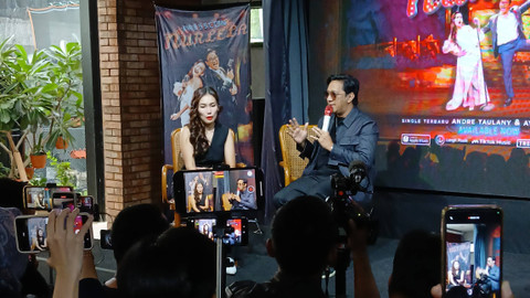 Pedangdut Ayu Ting Ting dan Andre Taulany meremake ulang lagu "Nurlela", Jumat (29/11). Lagu tersebut merupakan karya seniman lawas Indonesia, Bing Slamet, yang rilis pada 1956.  Foto: Vincentius Mario/kumparan