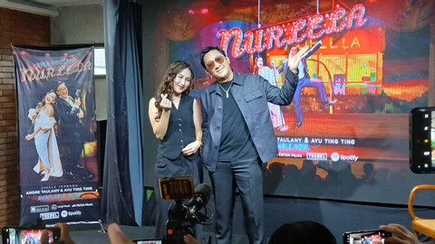 Pedangdut Ayu Ting Ting dan Andre Taulany meremake ulang lagu "Nurlela", Jumat (29/11). Lagu tersebut merupakan karya seniman lawas Indonesia, Bing Slamet, yang rilis pada 1956.  Foto: Vincentius Mario/kumparan