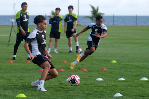 Pesepak bola Timnas Indonesia Victor Dethan (kiri) mengontrol bola saat mengikuti latihan untuk persiapan Piala AFF 2024 di Bali United Training Center, Gianyar, Bali, Jumat (29/11/2024). Foto: ANTARA FOTO/Nyoman Hendra Wibowo