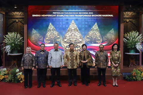 Presiden Prabowo Subianto berfoto bersama Gubernur Bank Indonesia (BI), Perry Warjiyo didampingi pejabat BI lainnya usai acara Pertemuan Tahunan Bank Indonesia di Bank Indonesia, Jakarta, Jumat (29/11/2024). Foto: Jamal Ramadhan/kumparan