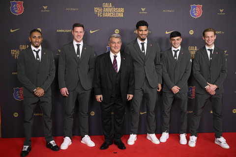 Presiden Barcelona, Joan Laporta, dan sejumlah pemain Barcelona tiba untuk menghadiri gala perayaan 125 tahun berdirinya FC Barcelona, di teater Gran Teatre del Liceu, Barcelona, 29 November 2024. Foto: Josep Lago/AFP