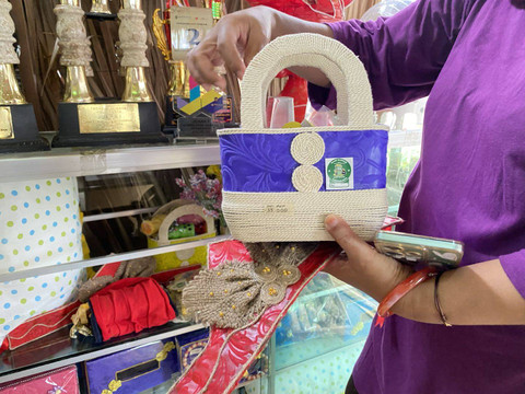 Produk kerajinan tangan dari sampah anorganik yang dibuat oleh Bank Sampah Dadi Mulyo, Yogya. Foto: Resti Damayanti/Pandangan Jogja