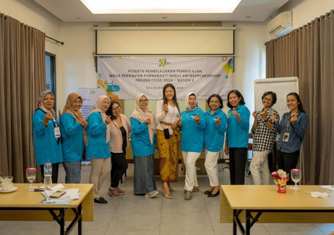 Fenny Santosa (tengah) Vice PresidentInternational Relations & Community Action Junior Chamber International (JCI) Srikandi.